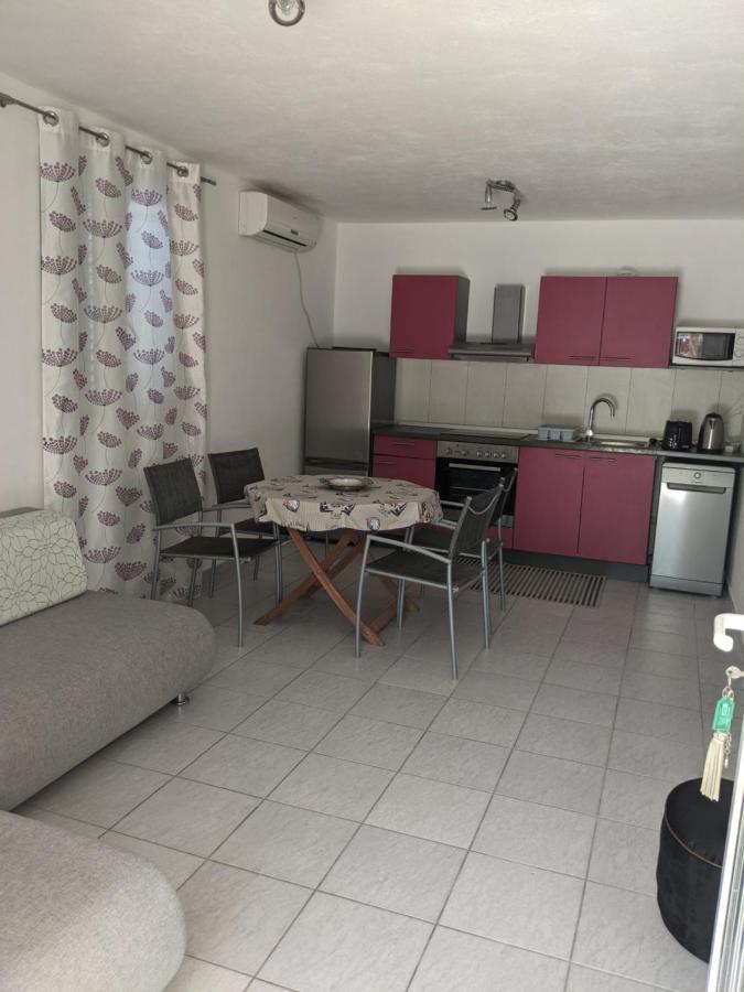 Emilija Apartments Privlaka Екстериор снимка